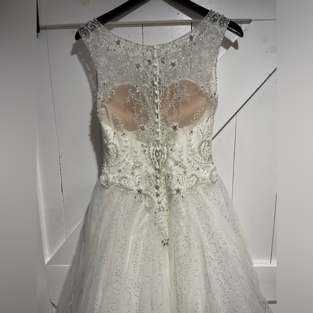 Symphony of Venus Wedding dress - Picture 3 of 6